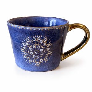 Granatowy kubek ceramiczny z ręcznie malowaną mandalą