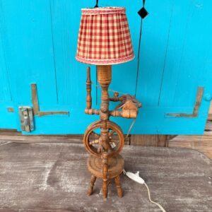 Lampa stołowa „Kołowrotek” – unikatowa dekoracja rustykalna / vintage