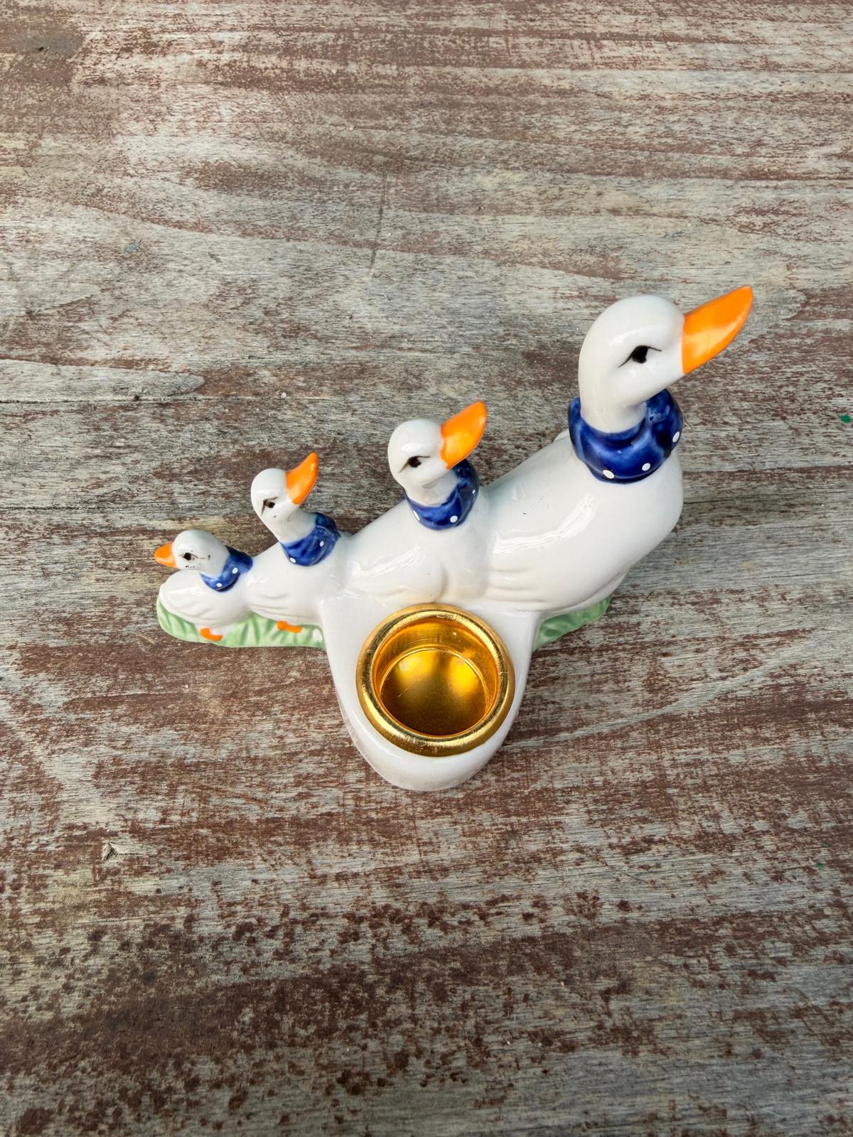 Porcelanowy świecznik „Gęsia rodzinka” – dekoracja vintage - obrazek 2