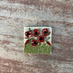 Ręcznie wykonana ceramiczna zawieszka – motyw kwiatowy
