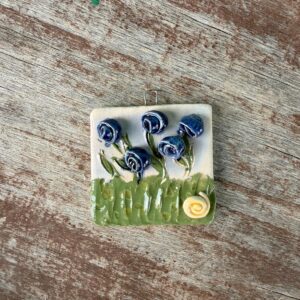 Ręcznie wykonana ceramiczna zawieszka – motyw kwiatowy