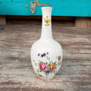 Wazon porcelanowy z motywem kwiatowym – styl vintage