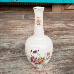 Wazon porcelanowy z motywem kwiatowym – styl vintage