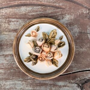 Ręcznie wykonana ceramiczna zawieszka – motyw kwiatowy
