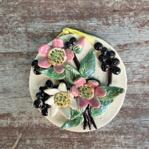 Ręcznie wykonana ceramiczna zawieszka – motyw kwiatowy