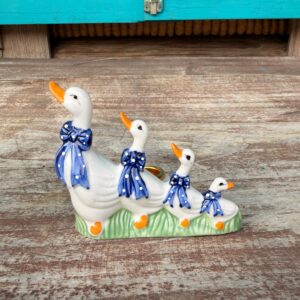 Porcelanowy świecznik „Gęsia rodzinka” – dekoracja vintage